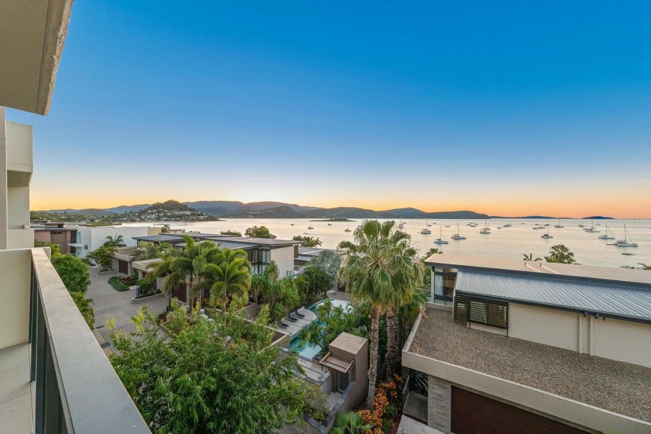 Executive On Whisper Bay - Cannonvale Apartment Airlie Beach Exterior photo